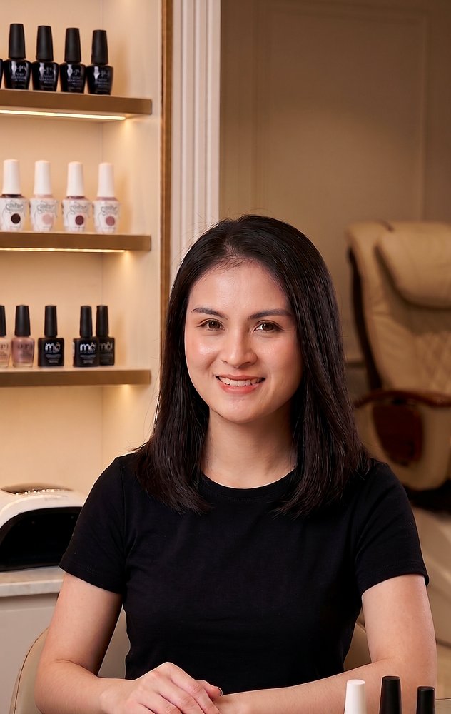 Julia Nguyễn – professionelle Nageldesignerin